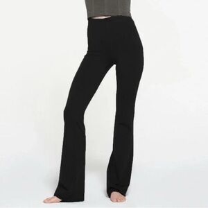 SKIMS *NWT OUTDOOR FLARE LEGGING | COLOR: WASHED ONYX | SIZE: M